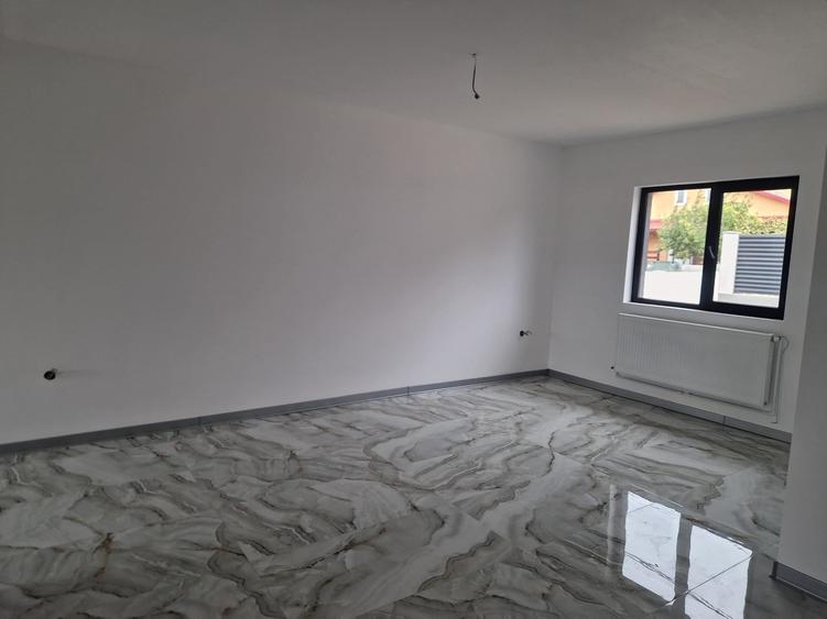 Casă cu 4 camere cu Teren 268 Mp în Est