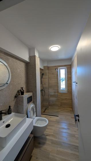 Apartament cu 3 camere semidecomandat în Florești