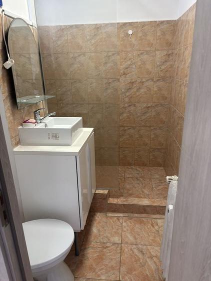 Apartament cu 3 camere semidecomandat în Colentina