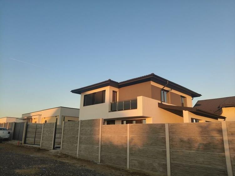 Casă cu 4 camere în Dragomirești-Vale