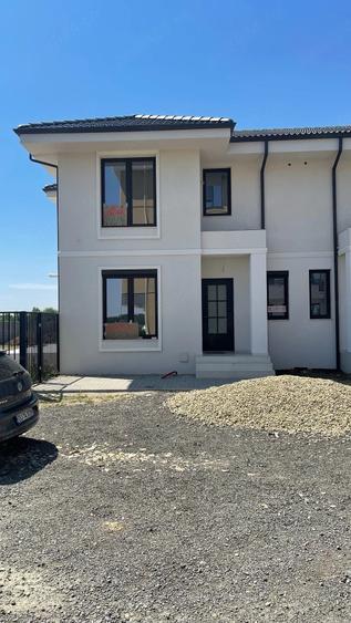 Casă cu 5 camere cu Teren 250 Mp în Giroc