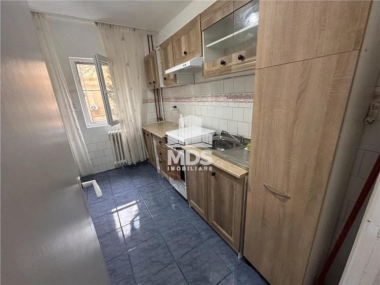 Apartament cu 3 camere semidecomandat în Lipovei