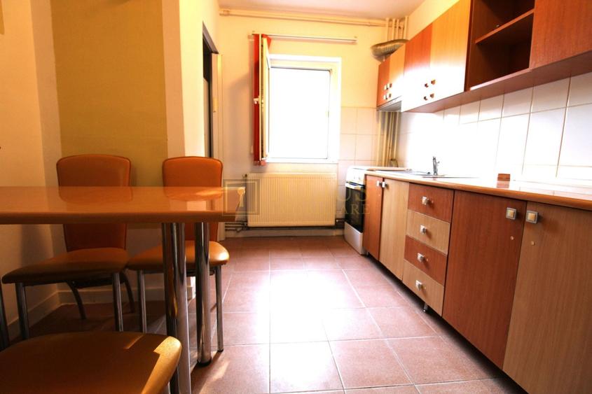 Apartament cu 3 camere decomandat, mobilat în Bucovina