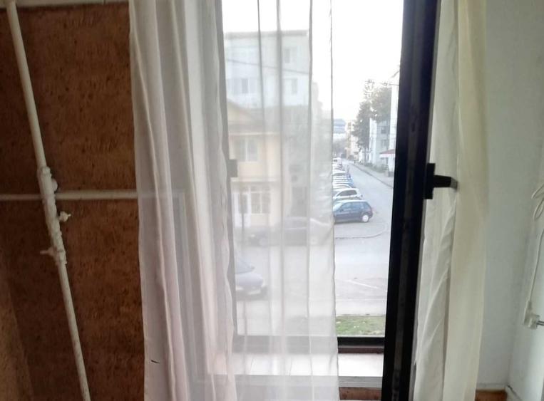 Apartament cu 3 camere semidecomandat în Sud
