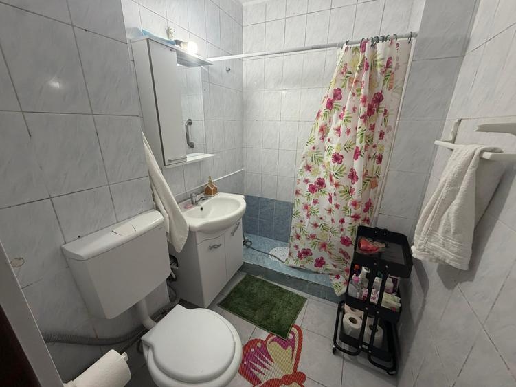 Apartament cu 3 camere semidecomandat, mobilat în Titan