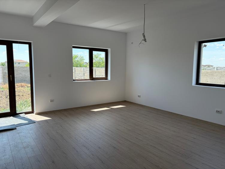 Duplex cu 4 camere cu Canalizare în Moșnița Veche