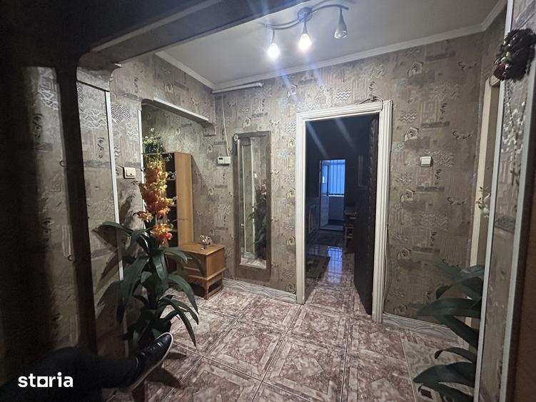 Apartament cu 3 camere decomandat în Prundu