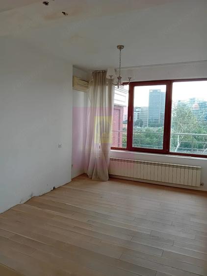 Apartament cu 4 camere semidecomandat în Floreasca