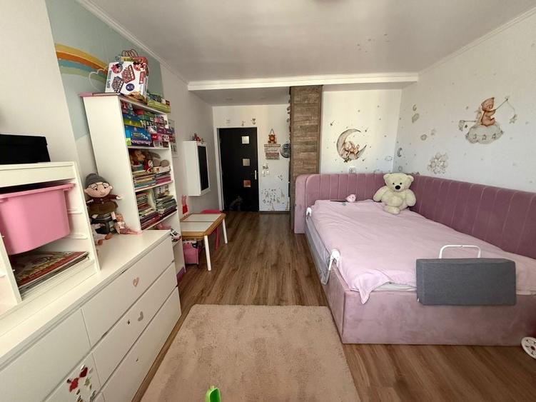 Apartament cu 3 camere decomandat în Cornișa