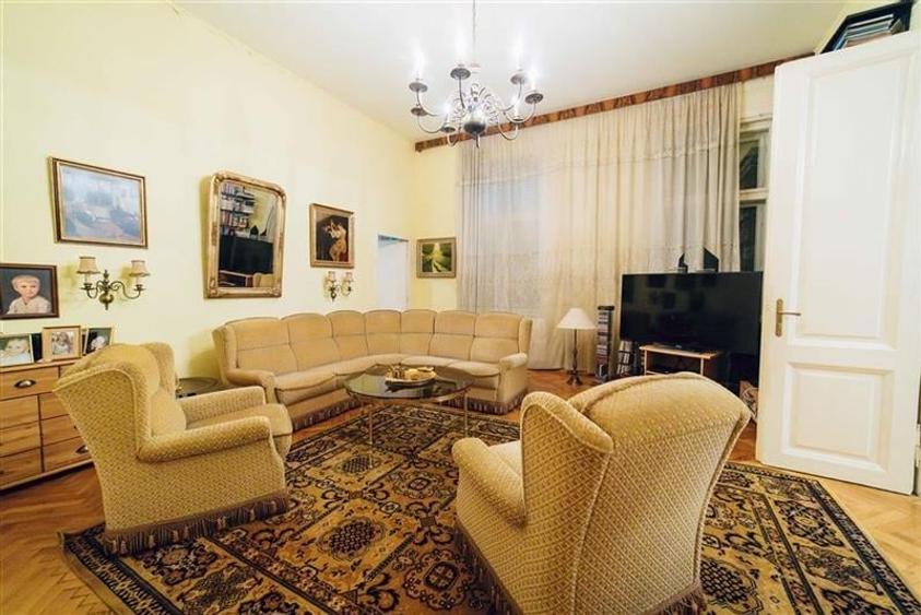 Casă individuală cu 7 camere cu Canalizare în Central