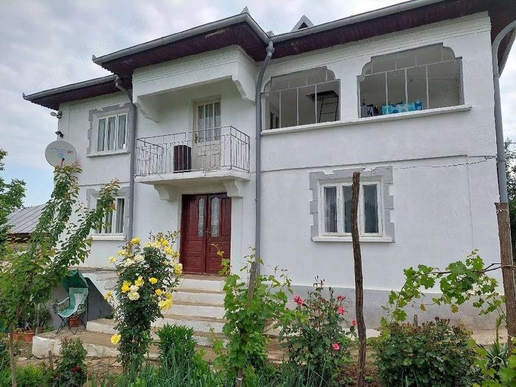 Casă cu 7 camere cu Teren 1200 Mp în Central