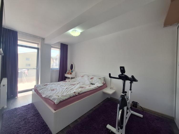Apartament cu 3 camere semidecomandat, mobilat în Florești
