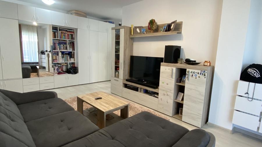 Apartament cu 3 camere semidecomandat, mobilat în Turnișor