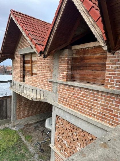 Casă individuală cu 10 camere cu Teren 1400 Mp în Exterior Sud