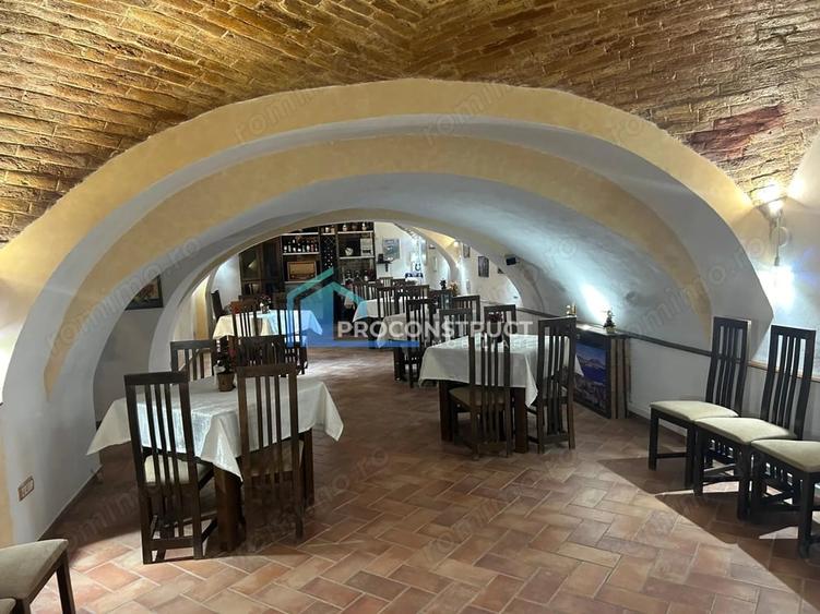 Spațiu comercial, de 380 mp, în P-ța Unirii