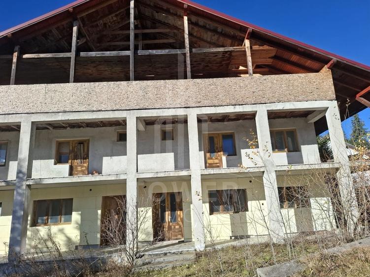 Casă individuală cu 14 camere cu Canalizare în Păltiniș