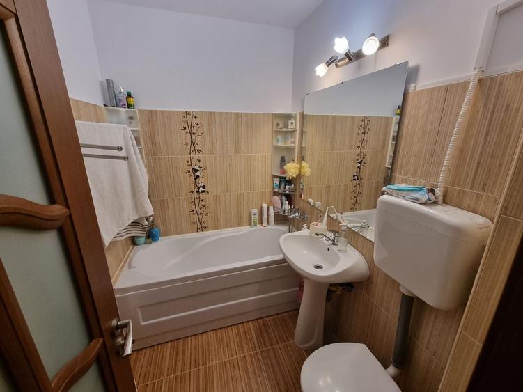 Apartament cu 4 camere semidecomandat, mobilat în Tomis Nord