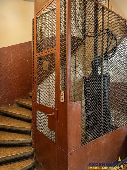 Apartament cu 3 camere semidecomandat în Centrul Civic