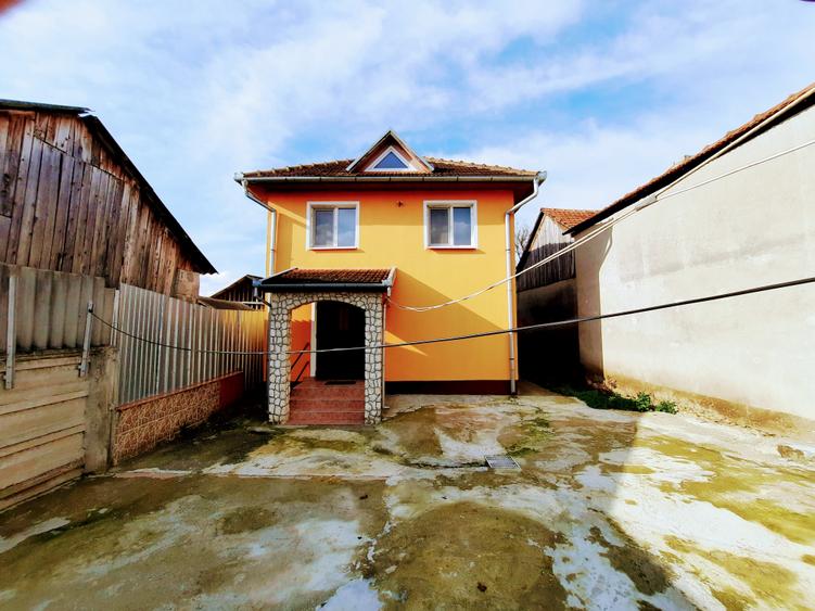 Casă individuală cu 7 camere cu Canalizare în Ilia