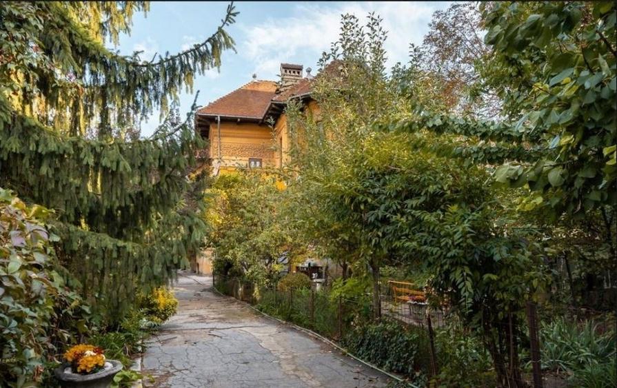 Casă cu 26 camere cu Teren 1051 Mp în Victoriei