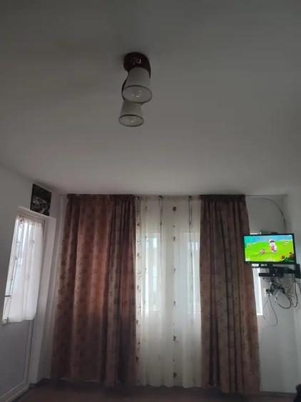 Casă cu 3 camere în Podu Turcului