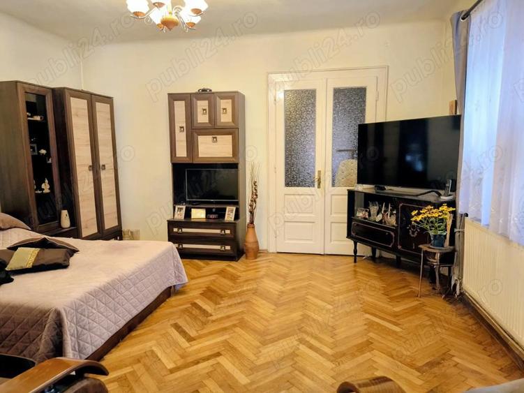Apartament cu 3 camere decomandat în Schei