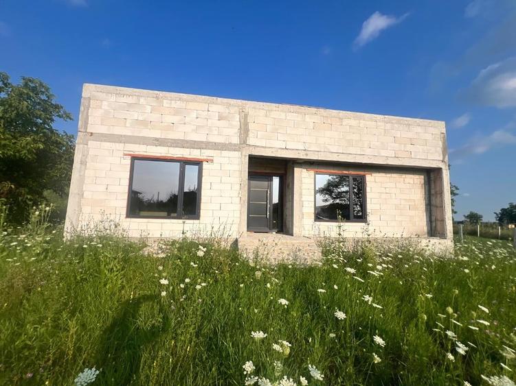 Casă cu 4 camere cu Teren 550 Mp în Aninoasa
