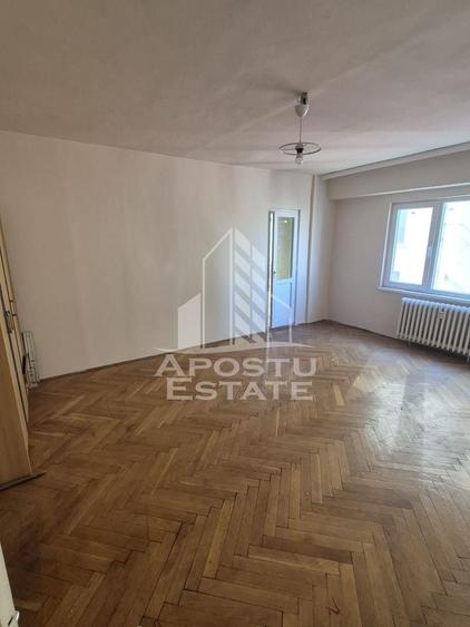 Apartament cu 3 camere decomandat în Lipovei