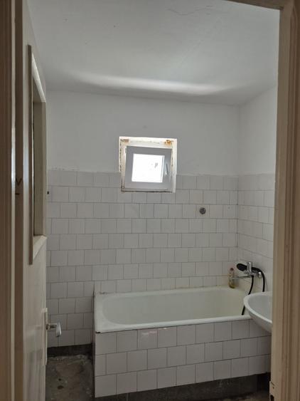 Apartament cu 3 camere decomandat în Exterior Vest
