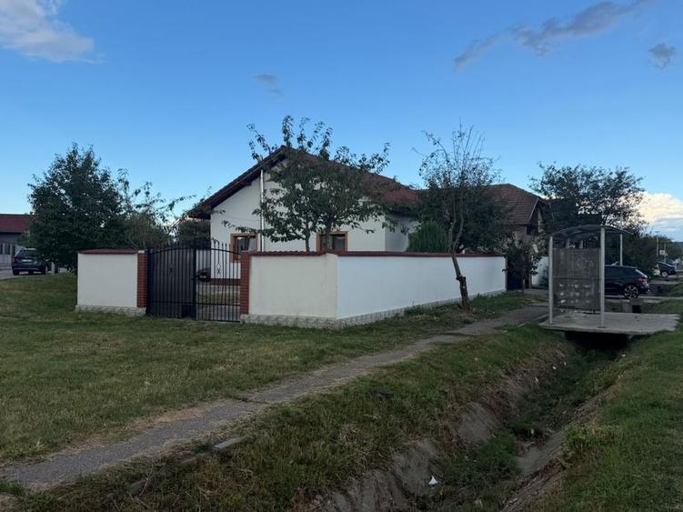 Casă cu 4 camere în Preajba