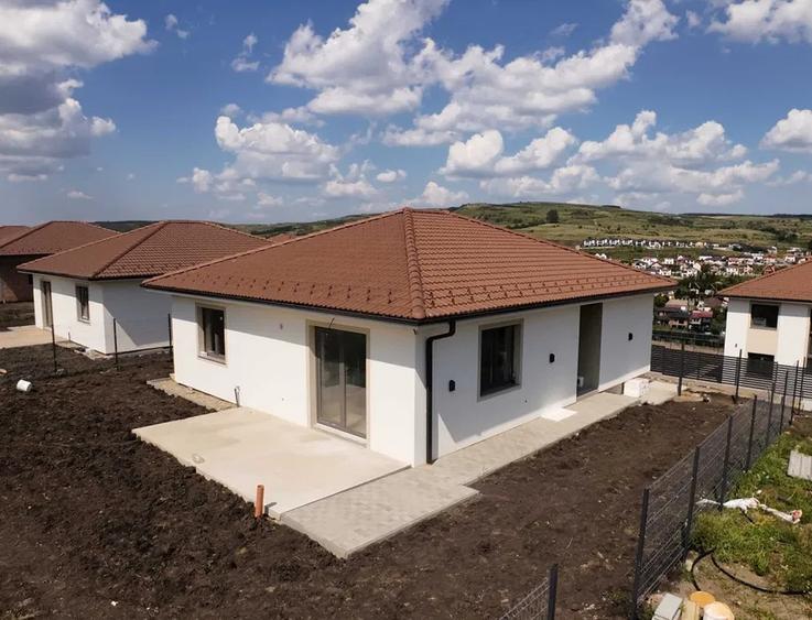 Casă individuală cu 5 camere cu Canalizare în Chinteni