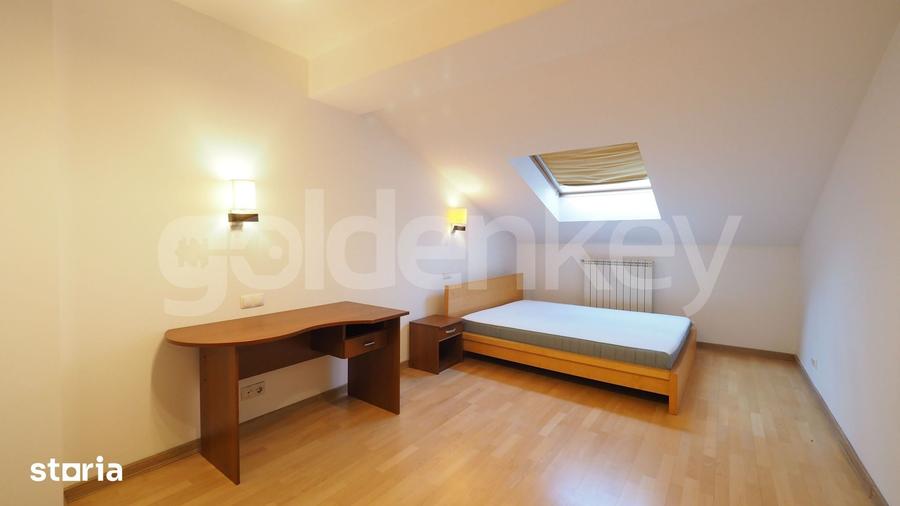 Casă cu 7 camere cu Teren 250 Mp în Central