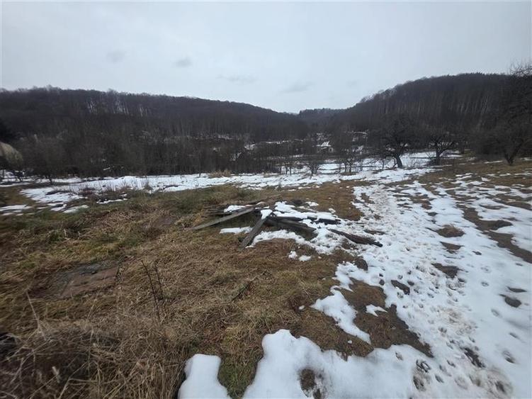 Teren Construcții intravilan de 1812 mp, în Est
