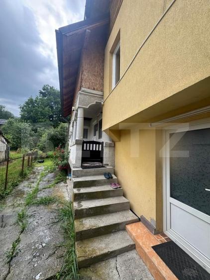 Casă individuală cu 5 camere cu Canalizare în Runcu