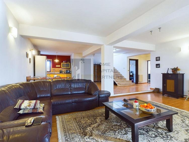 Casă individuală cu 6 camere cu Canalizare în Central