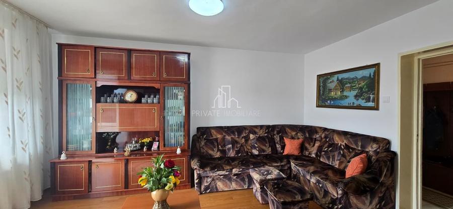 Apartament cu 4 camere decomandat în Est