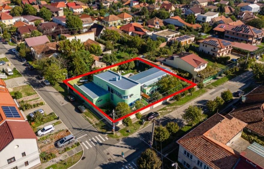 Casă individuală cu 7 camere cu Teren 1000 Mp în Girocului