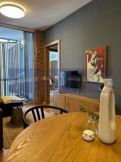 Apartament cu 3 camere semidecomandat, mobilat în P-ța Victoriei