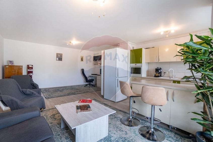 Apartament cu 3 camere decomandat, mobilat în Tractorul