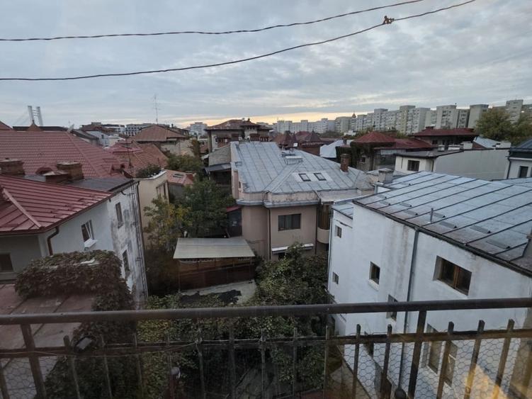 Apartament cu 4 camere în Gara de Nord