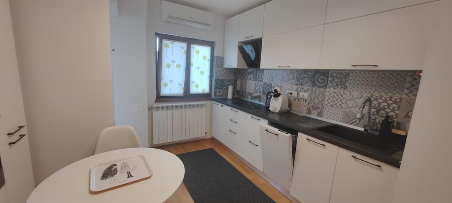 Apartament cu 3 camere decomandat în Drumul Sării
