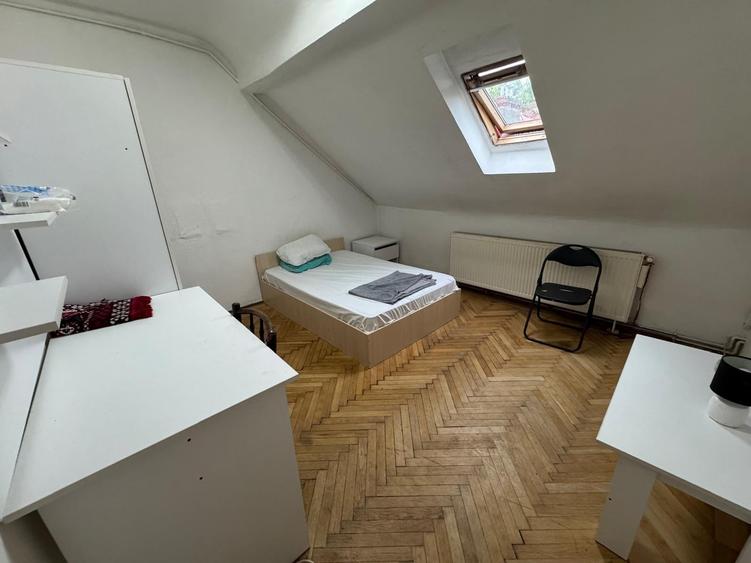 Inchiriere apartament spatios mansarda 5 camere in vila curte Cotroceni metrou - 1