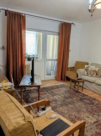 Apartament cu 3 camere decomandat în Rovine