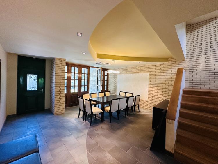 Duplex cu 12 camere cu Piscina în Roșu