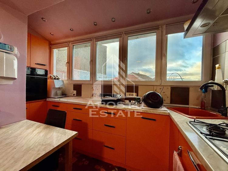 Apartament cu 3 camere decomandat, mobilat în Lunei
