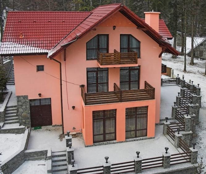 Casă individuală cu 12 camere cu Teren 460 Mp în Sinaia