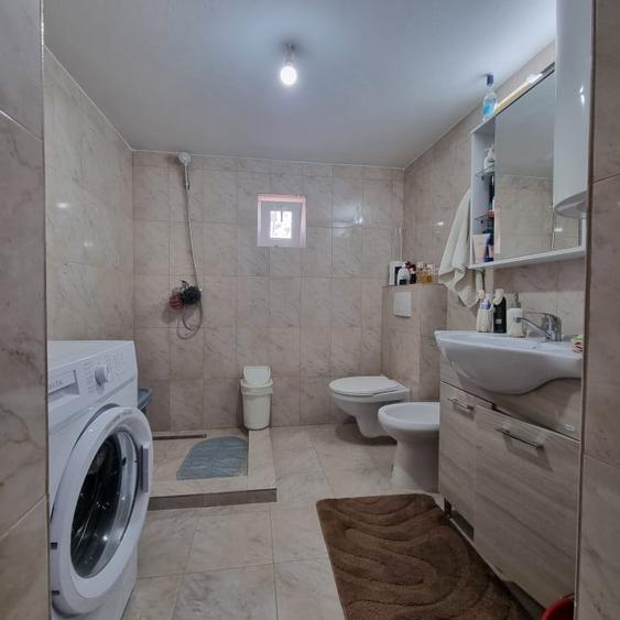 Casă individuală cu 5 camere cu Canalizare în Vărășeni