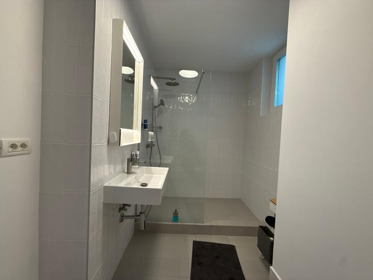 Apartament cu 3 camere semidecomandat în Gara de Nord