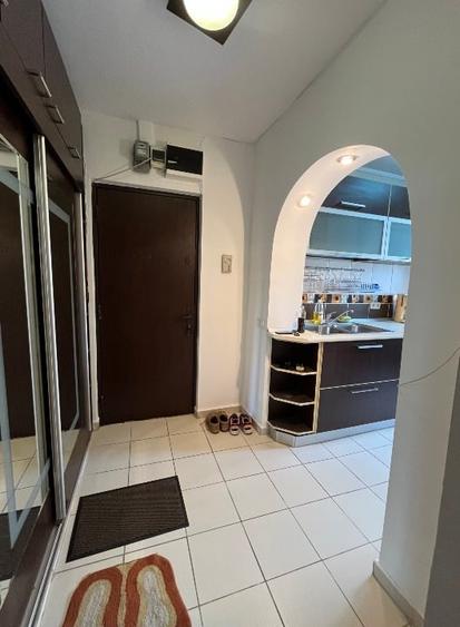 Apartament cu 3 camere semidecomandat, mobilat în Vatra Luminoasă
