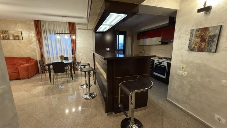 Apartament cu 3 camere decomandat în Runcu